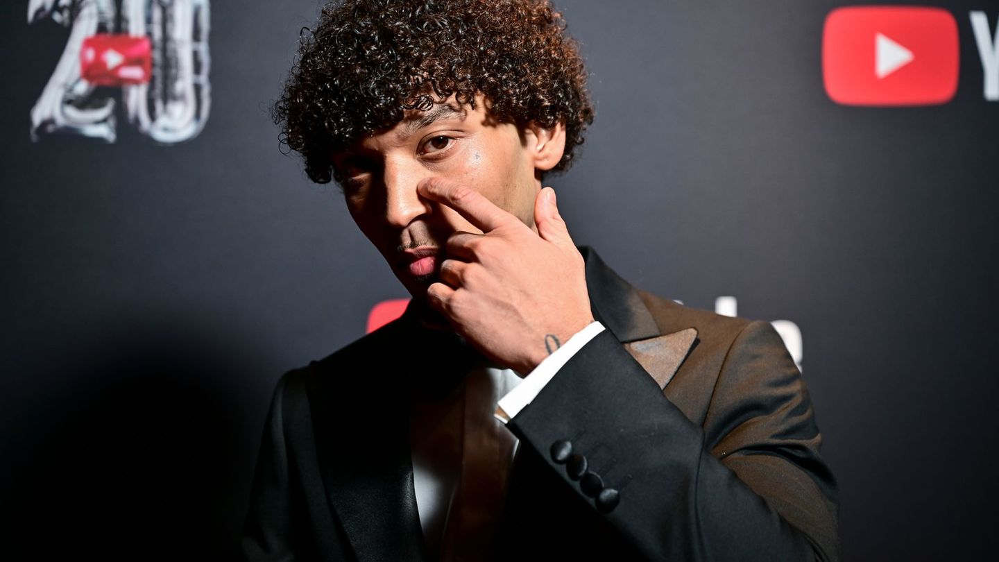 Der Rapper Jazeek ist bei den Spotify-Jahrescharts in NRW ganz vorne. (Archivbild) Foto: Sebastian Christoph Gollnow/dpa