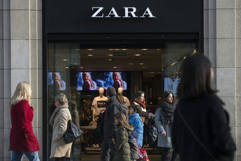 Passanten vor einer Zara-Filiale in Barcelona