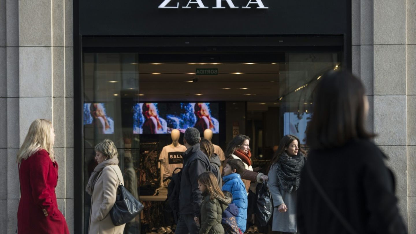 Passanten vor einer Zara-Filiale in Barcelona