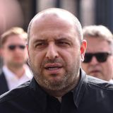 Rustem Umerow, 43, ist der erfahrenste Verhandler der Ukraine. Er war seit Kriegsbeginn an allen diplomatischen Zusammenkünften beteiligt. Bis Juli 2025 war er Verteidigungsminister, dann machte Selenskyj ihn zum Chef des Sicherheitsrats. In seiner Schulzeit verbrachte Umerow ein Jahr in den USA. Neben Ukrainisch und Russisch spricht er Englisch und Türkisch, Umerov stammt aus der Volksgruppe der Krim-Tataren. In den jüngsten Korruptionsermittlungen taucht sein Name auf, aber ohne konkrete Anschuldigungen. Seit Selenskyj seinen Stabschef Andrij Jermak entließ, hat Umerov dessen zentrale Rolle am Verhandlungstisch übernommen