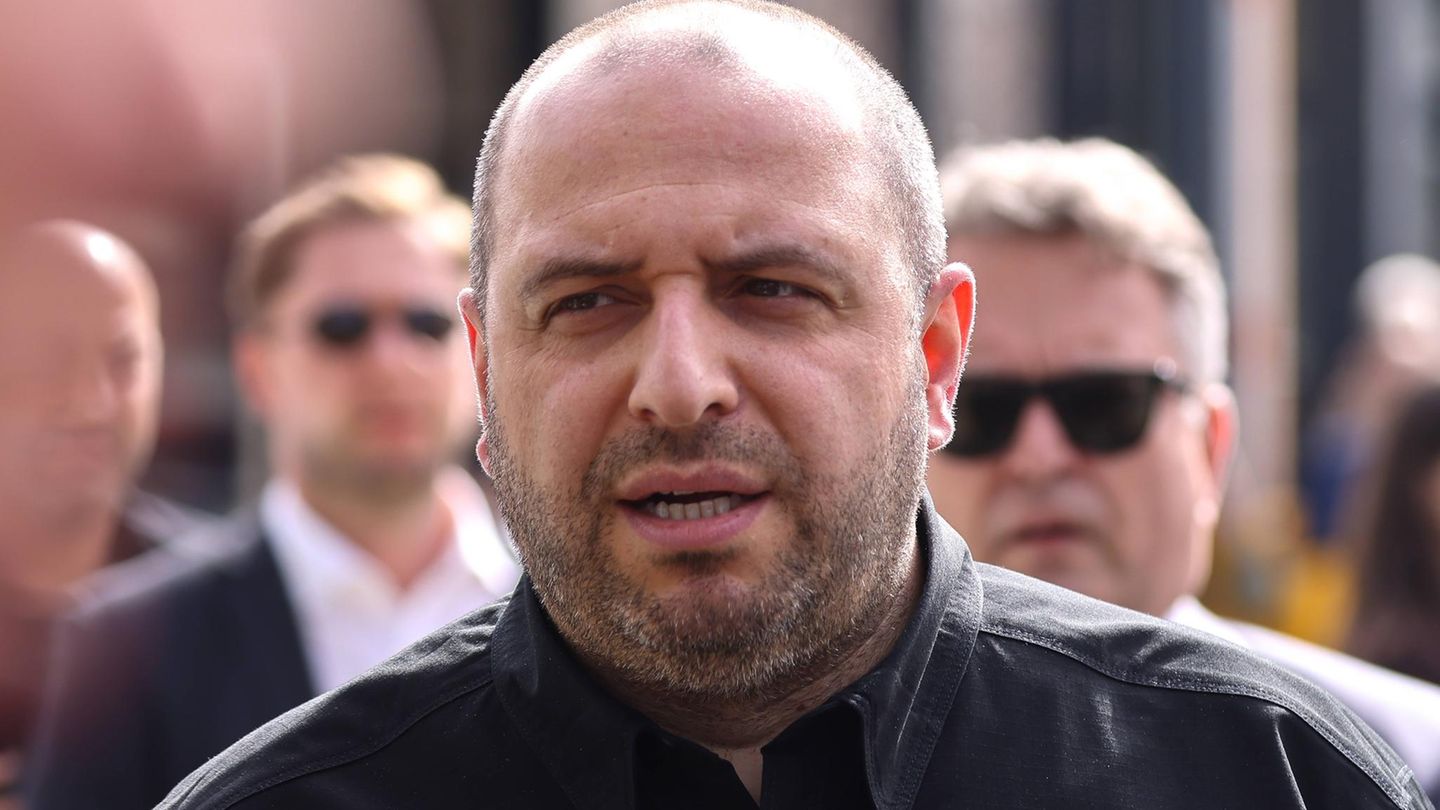 Rustem Umerow, 43, ist der erfahrenste Verhandler der Ukraine. Er war seit Kriegsbeginn an allen diplomatischen Zusammenkünften beteiligt. Bis Juli 2025 war er Verteidigungsminister, dann machte Selenskyj ihn zum Chef des Sicherheitsrats. In seiner Schulzeit verbrachte Umerow ein Jahr in den USA. Neben Ukrainisch und Russisch spricht er Englisch und Türkisch, Umerov stammt aus der Volksgruppe der Krim-Tataren. In den jüngsten Korruptionsermittlungen taucht sein Name auf, aber ohne konkrete Anschuldigungen. Seit Selenskyj seinen Stabschef Andrij Jermak entließ, hat Umerov dessen zentrale Rolle am Verhandlungstisch übernommen