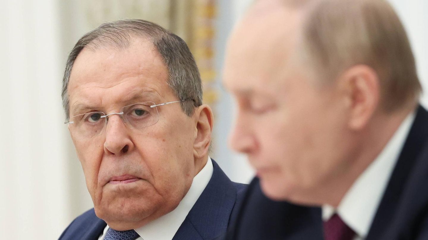 Sergej Lawrow, 75, ist das alte Schlachtross der russischen Außenpolitik und wird trotz des Kriegs gegen die Ukraine von internationalen Kollegen geschätzt. Sein Handwerk lernte der Diplomat in den 1980er Jahren in der Vertretung der Sowjetunion (später Russlands) bei den Vereinten Nationen, die er auch von 1994 bis 2004 leitete. Seitdem ist er Außenminister, heute der dienstälteste der Welt. Doch in der Ära Putin wurde Lawrow zunehmend zum Erfüllungsgehilfen des Kreml degradiert. An den letzten Gesprächsrunden mit den Amerikanern nahm er nicht teil. Beobachter vermuten, das könnte daran liegen, dass er für eine zu klare Hardliner-Position steht