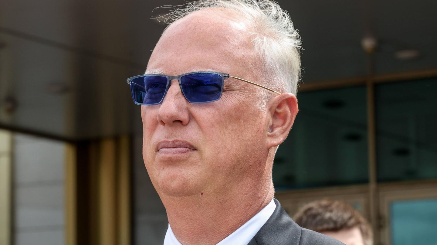 Kirill Dmitrijew, 1975 in Kiew geboren, verbrachte 1989 ein Austauschjahr in den USA, studierte in Harvard und arbeitete als Investmentbanker bei Goldman Sachs in New York. Nach seiner Rückkehr nach Russland im Jahr 2000 machte er Karriere im ukrainisch-russischen Big Business. Seit 2011 leitet er den staatlichen "Russian Direct Investment Fund". Dmitrijews Ehefrau ist mit einer der Putin-Töchter befreundet. Schon während Trumps erster Amtszeit versuchte er, gemeinsame Geschäftsprojekte mit dessen Schwiegersohn anzubahnen, allerdings erfolglos. Er gilt zusammen mit Witkoff als Architekt des jüngsten 28-Punkte-Friedensplans