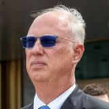 Kirill Dmitrijew, 1975 in Kiew geboren, verbrachte 1989 ein Austauschjahr in den USA, studierte in Harvard und arbeitete als Investmentbanker bei Goldman Sachs in New York. Nach seiner Rückkehr nach Russland im Jahr 2000 machte er Karriere im ukrainisch-russischen Big Business. Seit 2011 leitet er den staatlichen "Russian Direct Investment Fund". Dmitrijews Ehefrau ist mit einer der Putin-Töchter befreundet. Schon während Trumps erster Amtszeit versuchte er, gemeinsame Geschäftsprojekte mit dessen Schwiegersohn anzubahnen, allerdings erfolglos. Er gilt zusammen mit Witkoff als Architekt des jüngsten 28-Punkte-Friedensplans