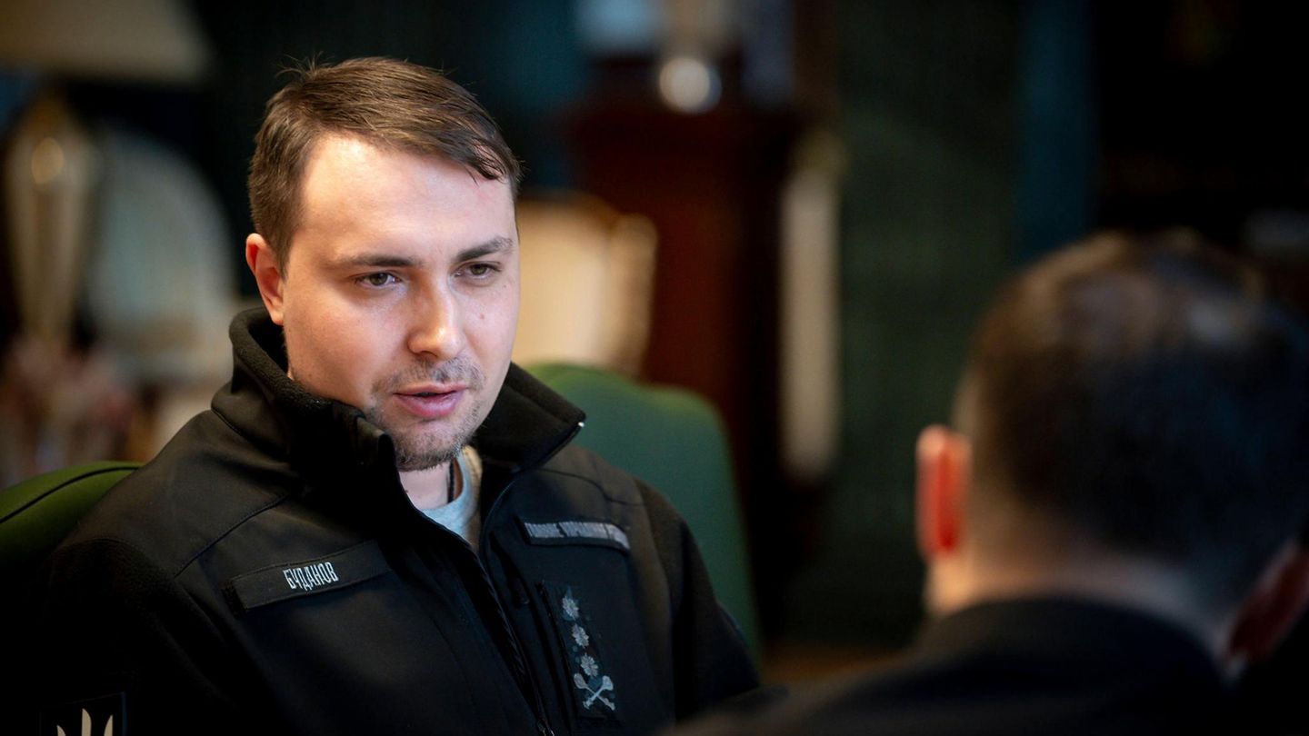 Kyrylo Budanow, 39, ist Chef des ukrainischen Militärgeheimdienstes HUR. Kampferfahrung sammelte er ab 2014 im Donbas. Später ging er zur von der CIA ausgebildeten Elite-Einheit 2245, die unter anderem Operationen auf der besetzten Krim ausführte. In US-Geheimdienstkreisen wird Budanow deshalb geschätzt, auch aufgrund einer gewissen Unabhängigkeit von Selenskyj. Auch in der Ukraine ist er populär. Bisher kümmerte Budanow sich vor allem um Gefangenenaustausche. Vor wenigen Tagen führte er Gespräche mit Amerikanern und Russen in Abu Dhabi. In Genf und Florida war sein Stellvertreter dabei. Was heißt: Am MIlitärgeheimdienst HUR kommt niemand vorbei