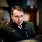 Kyrylo Budanow, 39, ist Chef des ukrainischen Militärgeheimdienstes HUR. Kampferfahrung sammelte er ab 2014 im Donbas. Später ging er zur von der CIA ausgebildeten Elite-Einheit 2245, die unter anderem Operationen auf der besetzten Krim ausführte. In US-Geheimdienstkreisen wird Budanow deshalb geschätzt, auch aufgrund einer gewissen Unabhängigkeit von Selenskyj. Auch in der Ukraine ist er populär. Bisher kümmerte Budanow sich vor allem um Gefangenenaustausche. Vor wenigen Tagen führte er Gespräche mit Amerikanern und Russen in Abu Dhabi. In Genf und Florida war sein Stellvertreter dabei. Was heißt: Am MIlitärgeheimdienst HUR kommt niemand vorbei