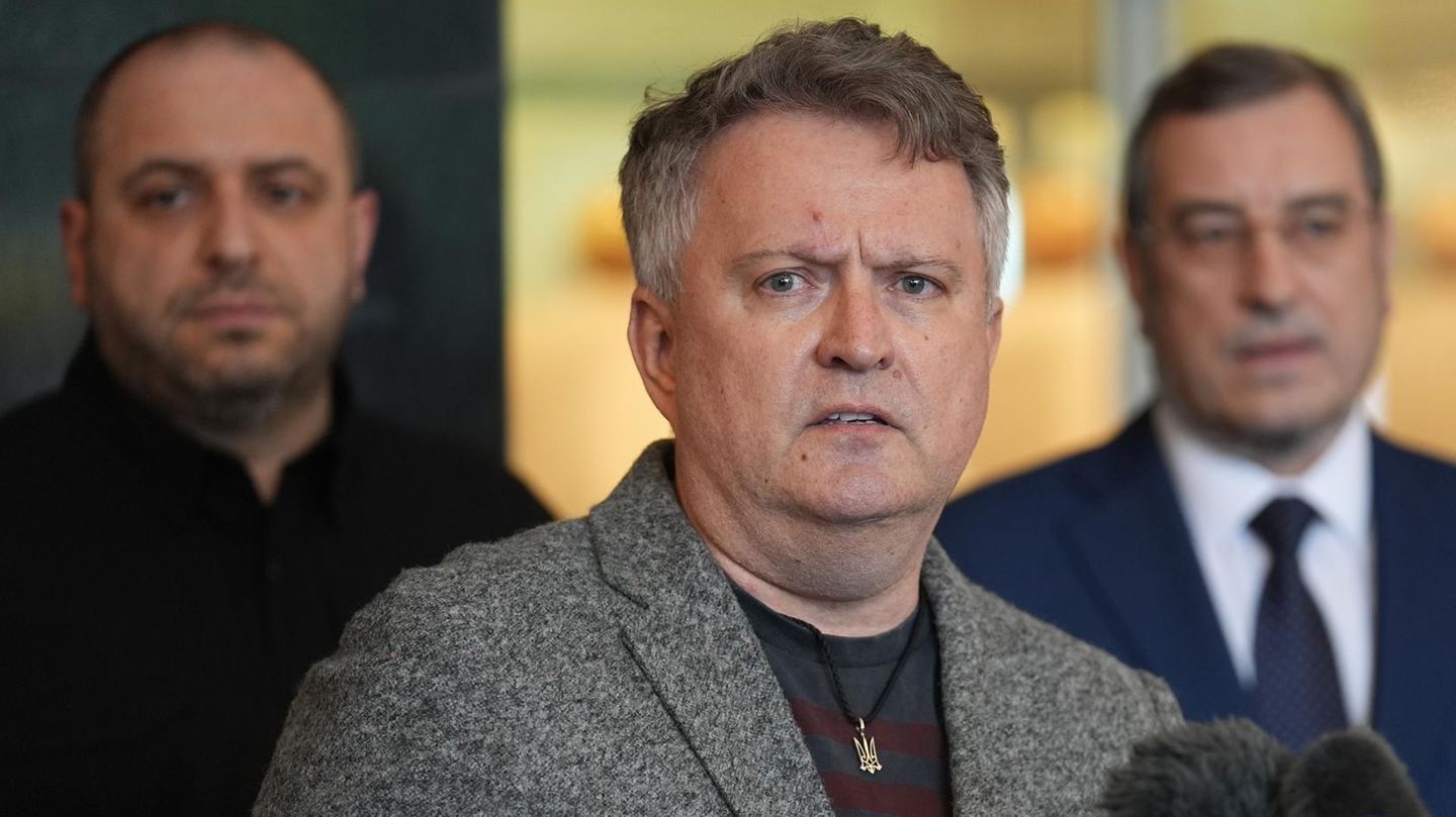 Serhij Kyslyzja ist ukrainischer Vizeaußenminister und vertritt bei den Gesprächen die traditionelle Diplomatie. Dass der 56-Jährige und nicht etwa sein Chef, Außenminister Andrij Sybiha, zuletzt sowohl in Genf als auch in Florida den US-Amerikanern gegenübersaß, ist kein Zufall: Er kennt sich aus mit den Amerikanern. Kyslyzja arbeitete mehrere Jahre in der ukrainischen Botschaft in Washington, von 2020 bis 2024 vertrat er sein Land bei den Vereinten Nationen in New York. Zudem hatte sich Sybiha spätestens im Sommer mit Selenskyjs Stabschef überworfen. Seitdem gilt Kyslyzja als dessen möglicher Nachfolger