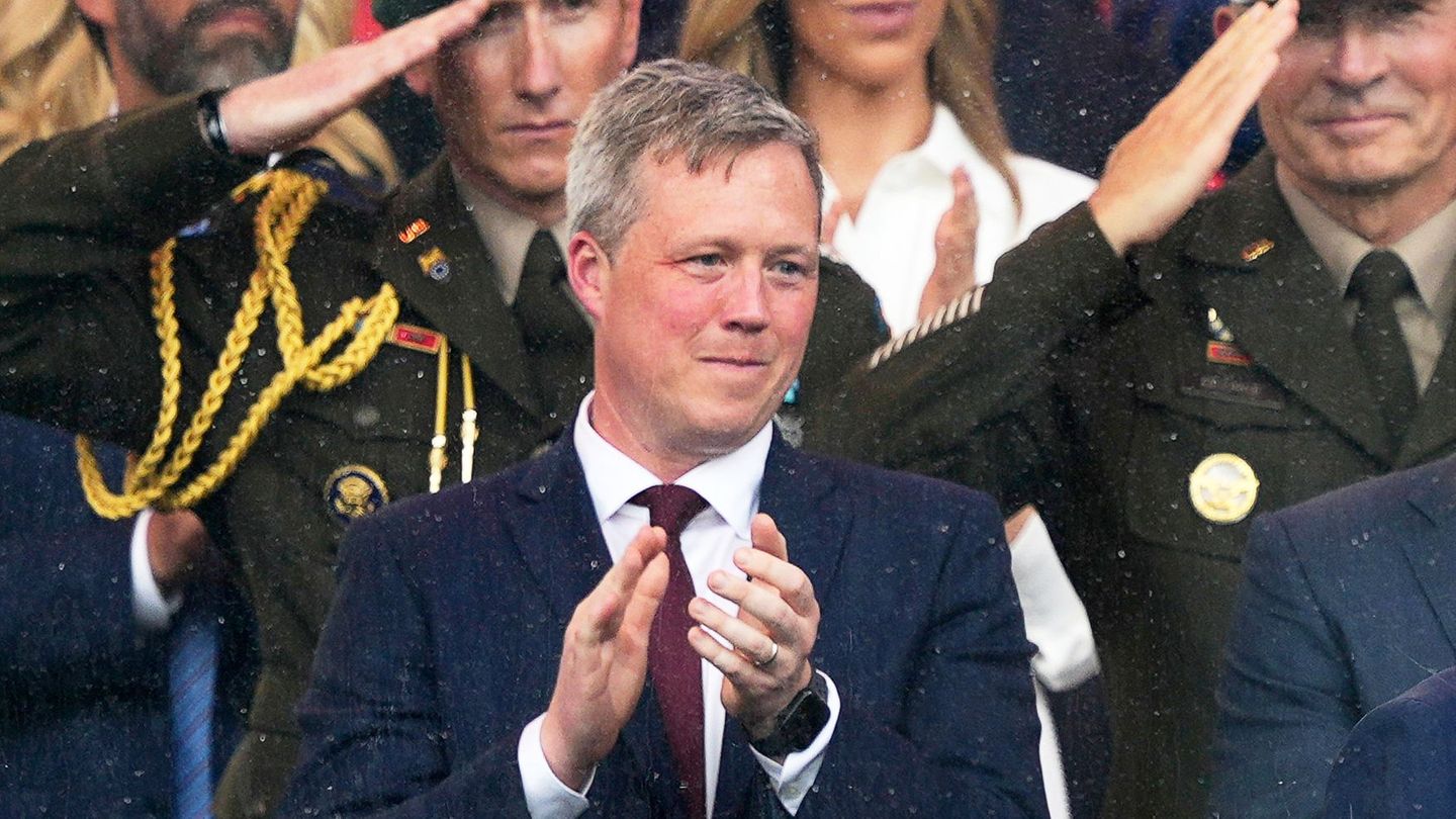 Daniel Driscoll ist im Pentagon als Staatssekretär für das US-Heer zuständig, insbesondere für dessen Ausstattung und Modernisierung. Doch nun hat der 39-Jährige eine weitere Aufgabe: Er verhandelt mit der Ukraine über einen möglichen Friedensdeal, könnte nächstes Jahr sogar den bisherigen Sondergesandten Keith Kellogg ersetzen, der als zu russlandkritisch gilt und Ende Dezember aus dem Trump-Team ausscheiden soll. Driscoll ist ein früherer Studienfreund von JD Vance und gilt als Instrument des Vizepräsidenten, um dessen Vorstellungen im Verhandlerteam Gehör zu verschaffen.