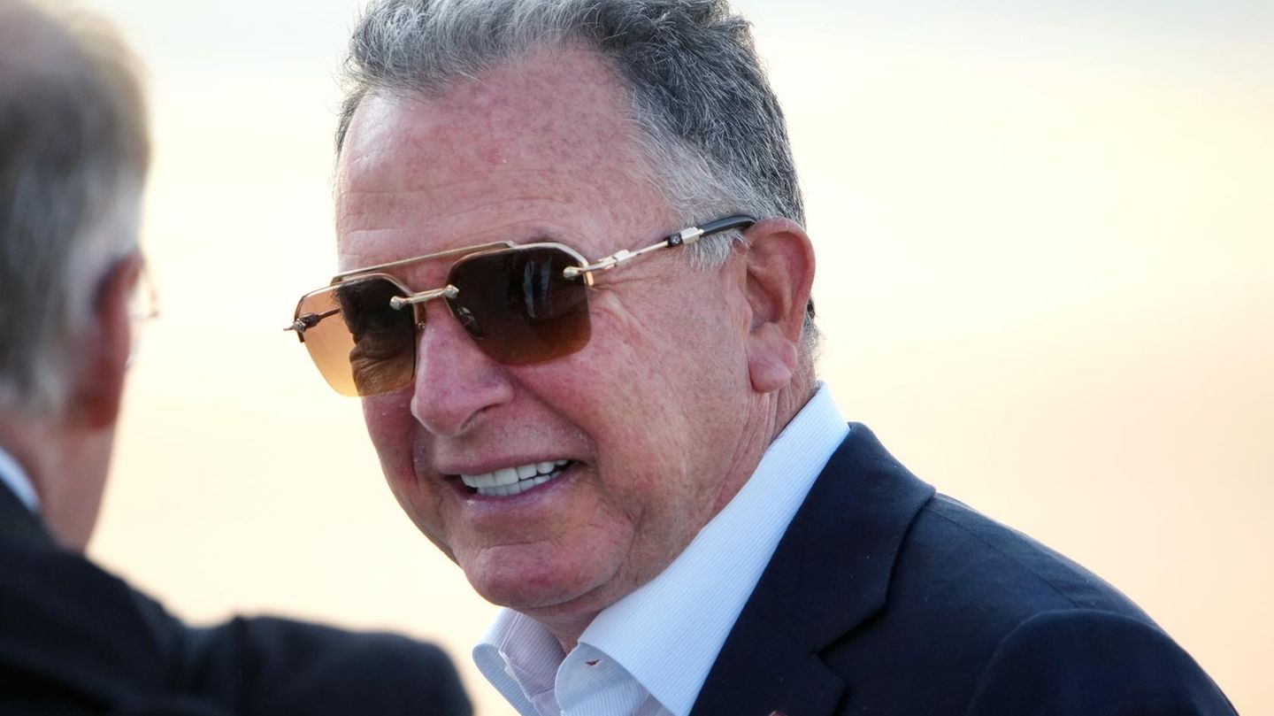 Steve Witkoff, 68, hat Donald Trump in den 1980er Jahren mal ein Sandwich gekauft, als dieser kein Geld dabeihatte. Seitdem sind sie Männerfreunde. Beide wurden als Immobilienunternehmer reich, Forbes schätzt Witkoffs Vermögen auf derzeit zwei Milliarden US-Dollar. Trump machte seinen Kumpel erst zum Sonderbeauftragten für den Gazakrieg, seit Monaten verhandelt er zudem mit Putin. Mit internationaler Politik oder Diplomatie hatte Witkoff bislang nicht zu tun. Für Putin schwärmt er regelmäßig. Er möge den russischen Präsidenten, sagte Witkoff in einem TV-Interview. Und: "Ich halte ihn nicht für einen schlechten Menschen."