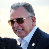 Steve Witkoff, 68, hat Donald Trump in den 1980er Jahren mal ein Sandwich gekauft, als dieser kein Geld dabeihatte. Seitdem sind sie Männerfreunde. Beide wurden als Immobilienunternehmer reich, Forbes schätzt Witkoffs Vermögen auf derzeit zwei Milliarden US-Dollar. Trump machte seinen Kumpel erst zum Sonderbeauftragten für den Gazakrieg, seit Monaten verhandelt er zudem mit Putin. Mit internationaler Politik oder Diplomatie hatte Witkoff bislang nicht zu tun. Für Putin schwärmt er regelmäßig. Er möge den russischen Präsidenten, sagte Witkoff in einem TV-Interview. Und: "Ich halte ihn nicht für einen schlechten Menschen."