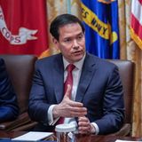 Eigentlich sollte Marco Rubio als Außenminister und Nationaler Sicherheitsberater von Donald Trump auch Chefdiplomat der Vereinigten Staaten sein. Doch den 28-Punkte-Plan, der den Krieg in der Ukraine beenden sollte, bekam Rubio erst kurz vor Veröffentlichung zu sehen. In Abstimmung mit den Europäern versuchte er dann, das Schlimmste herauszustreichen. Rubio war einst ein Intimfeind von Trump, bezeichnete ihn im Wahlkampf 2016 als Betrüger. Nun stellt er seine Überzeugungen immer wieder hintan, wohl auch, um bei der Präsidentschaftswahl 2028 eine Chance zu haben.