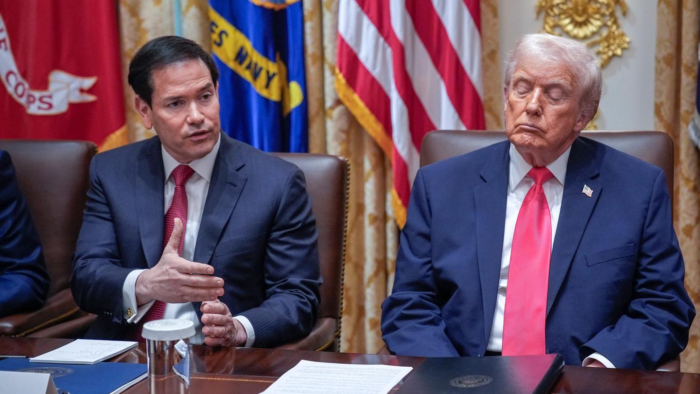 Eigentlich sollte Marco Rubio als Außenminister und Nationaler Sicherheitsberater von Donald Trump auch Chefdiplomat der Vereinigten Staaten sein. Doch den 28-Punkte-Plan, der den Krieg in der Ukraine beenden sollte, bekam Rubio erst kurz vor Veröffentlichung zu sehen. In Abstimmung mit den Europäern versuchte er dann, das Schlimmste herauszustreichen. Rubio war einst ein Intimfeind von Trump, bezeichnete ihn im Wahlkampf 2016 als Betrüger. Nun stellt er seine Überzeugungen immer wieder hintan, wohl auch, um bei der Präsidentschaftswahl 2028 eine Chance zu haben.