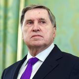 Jurij Uschakow ist ein Karrierediplomat im diplomatischen Dienst Russlands und ein ausgewiesener Kenner der USA. Der 78-Jährige war von 1998 bis 2008 Botschafter des Kreml in Washington, seit 2012 ist er Putins außenpolitischer Berater. In dieser Rolle führte er in letzter Zeit die eher informellen Gespräche mit Trumps Chef-Unterhändler Steve Witkoff und arbeitete dabei eng mit Kirill Dmitrijew zusammen, Putins Sondergesandten für Wirtschaftskooperation. Die jüngst geleakten Telefongespräche zeigen einen geradezu freundschaftlichen Umgang zwischen dem Moskauer Apparatschik Uschakow und US-Immobilientycoon Witkoff