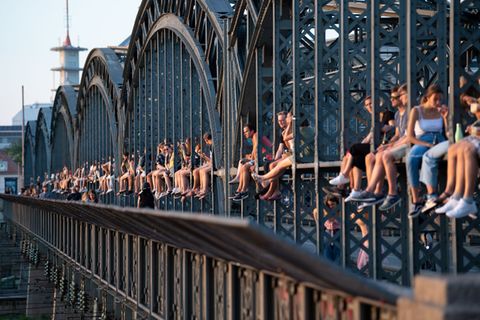 Die Stahlkonstruktion der Hackerbrücke ist auch ein beliebter Aussichtspunkt für junge Menschen in München. (Archivbild) Foto: S