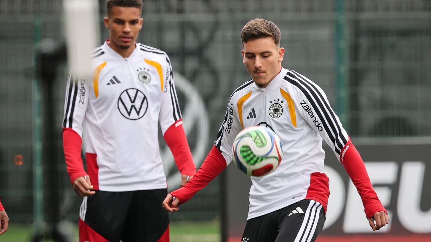 El Mala fühlt sich wohl im Kreise der Nationalmannschaft. Foto: Christian Charisius/dpa