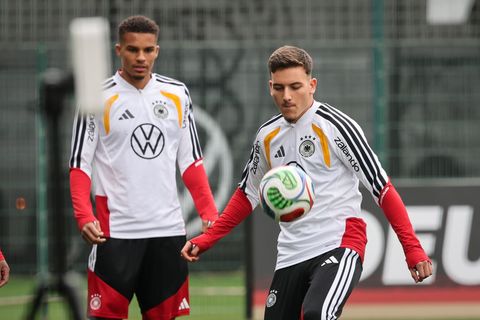 El Mala fühlt sich wohl im Kreise der Nationalmannschaft. Foto: Christian Charisius/dpa