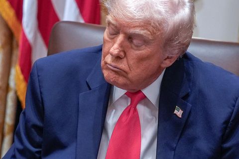 Donald Trump mit geschlossenen Augen während einer Sitzung