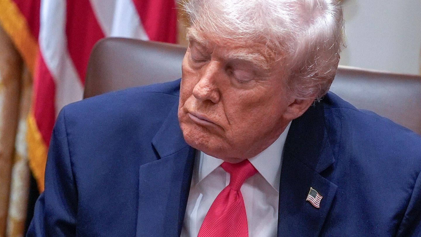 Donald Trump mit geschlossenen Augen während einer Sitzung