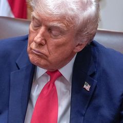 Donald Trump mit geschlossenen Augen während einer Sitzung
