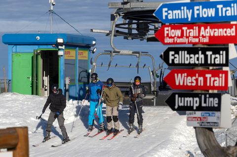 Skifahrer kommen von der Bergstation des Fallbachlifts. Der Snowpark Oberhof startet heute in die Alpinski-Saison. Foto: Michael