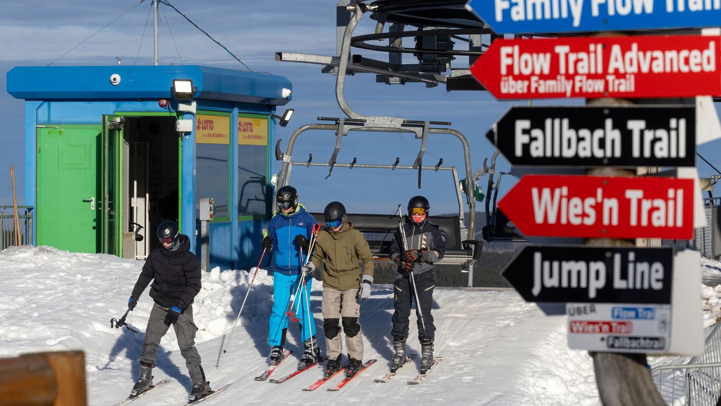 Skifahrer kommen von der Bergstation des Fallbachlifts. Der Snowpark Oberhof startet heute in die Alpinski-Saison. Foto: Michael