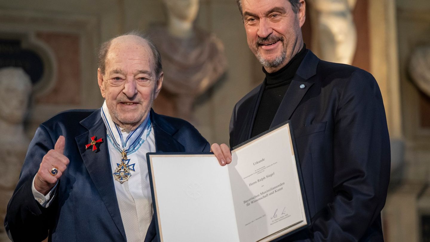 Der Komponist Ralph Siegel erhält den Bayerischen Maximiliansorden. Foto: Peter Kneffel/dpa