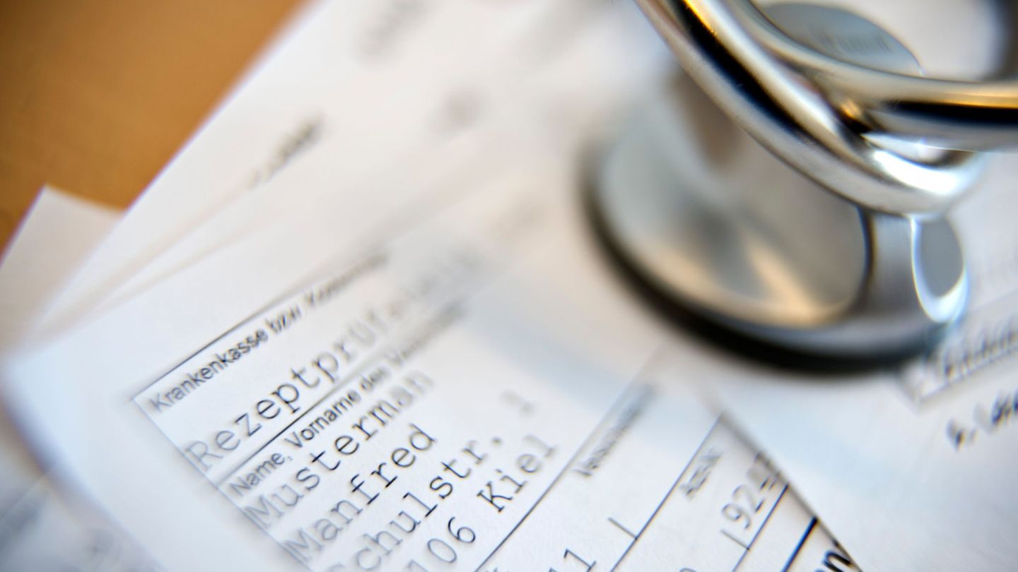 Im Notfall können Praxen auf Papierrezepte ausweichen. (Symbolbild) Foto: picture alliance / dpa