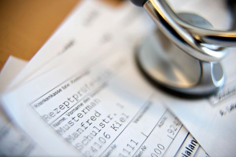 Im Notfall können Praxen auf Papierrezepte ausweichen. (Symbolbild) Foto: picture alliance / dpa