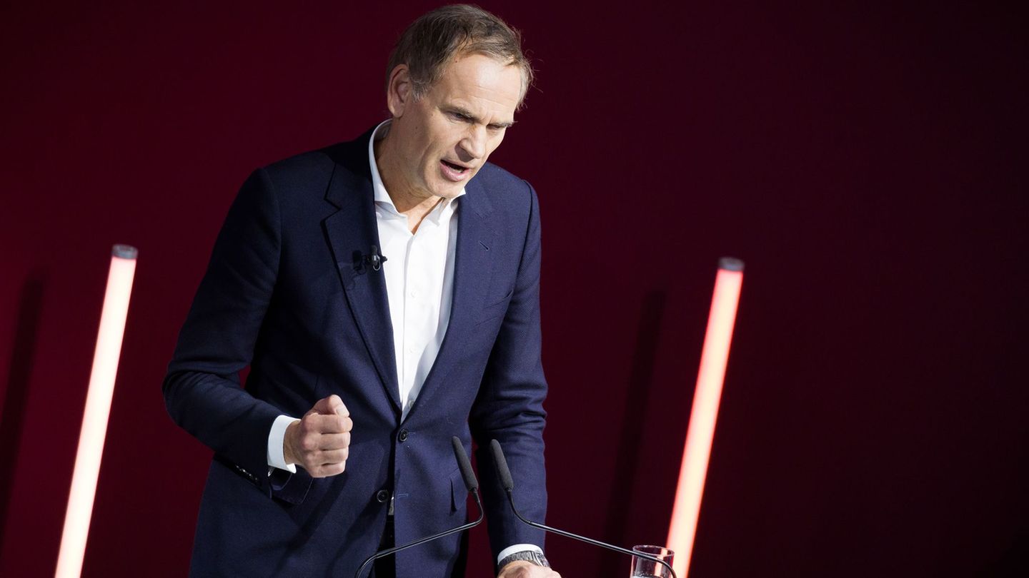 Der Vorstandsvorsitzende der Volkswagen AG und Porsche AG, Oliver Blume, sprach zur Belegschaft in Wolfsburg. (Archivbild) Foto: