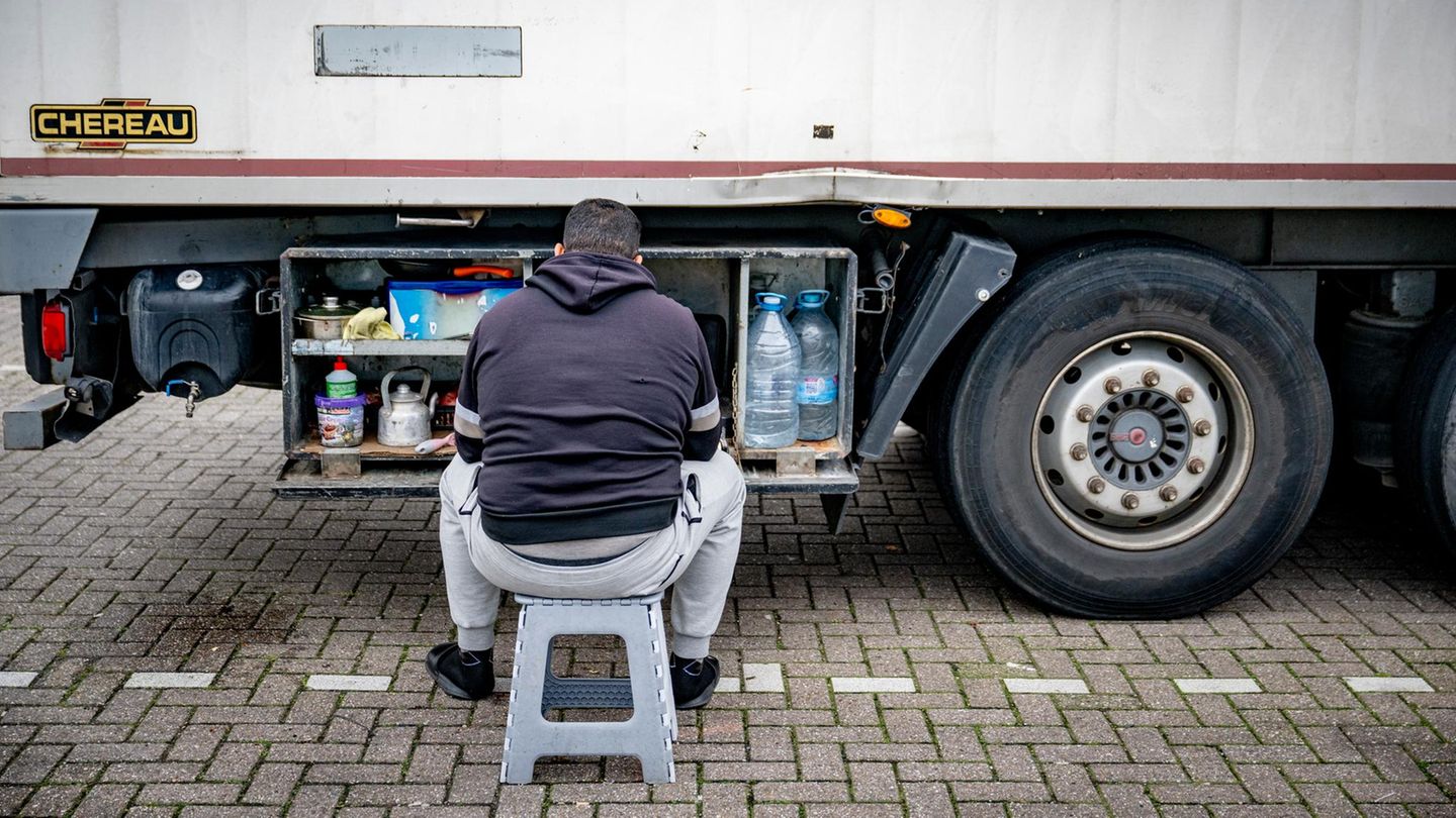 Lkw-Fahrer auf einem Rastplatz bei Delft