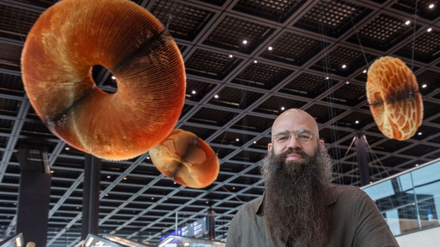 Die Installation "The First, the Last, Eternity" schwebt im Check-in-Bereich des neuen Terminal 3 am Frankfurter Flughafen. Foto