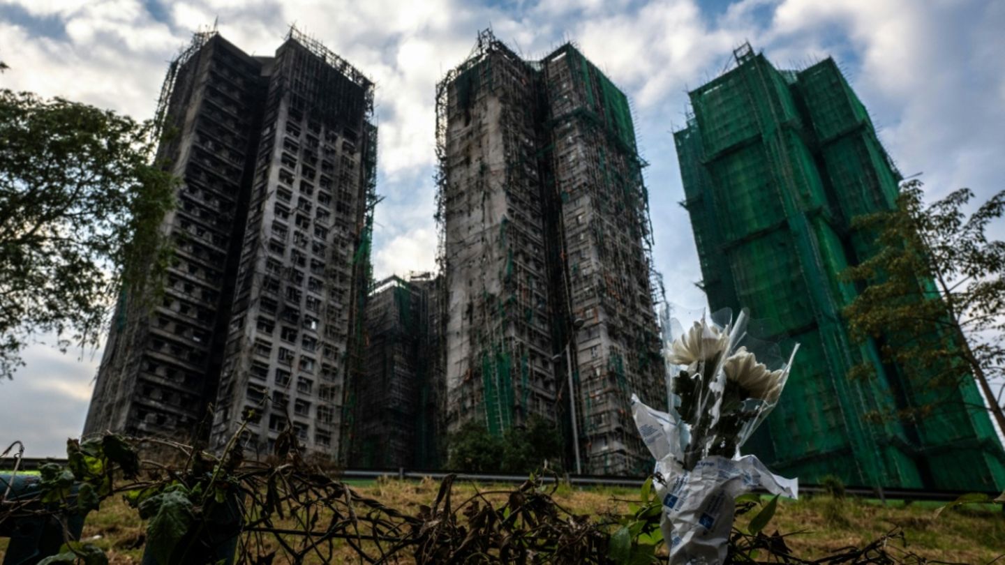 Blumen für die Opfer vor dem Wang Fuk Court