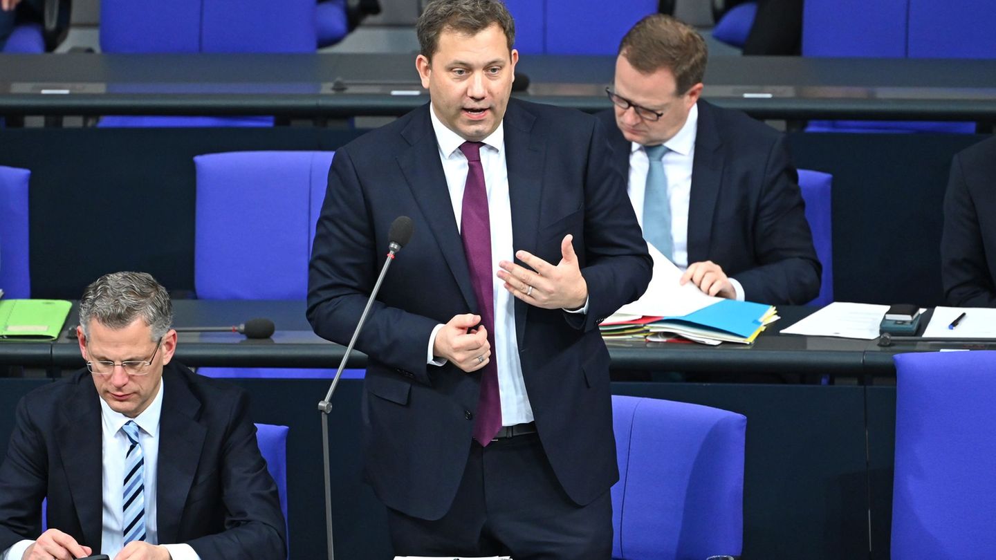 Bundesfinanzminister Lars Klingbeil (SPD) hat die Senkung der Stromsteuer für alle noch nicht komplett abgehakt. Foto: Elisa Sch