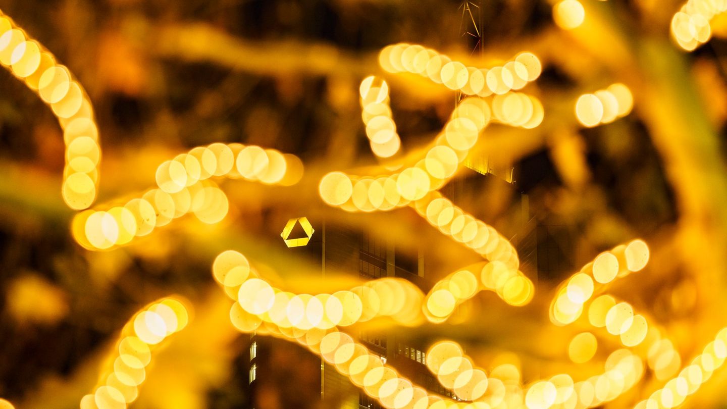 Augen können durch Weihnachtslichter geschädigt werden. (Archivbild) Foto: Frank Rumpenhorst/dpa