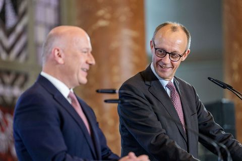 Bundeskanzler Friedrich Merz (CDU, r) neben Berlins Regierenden Bürgermeister Kai Wegner (CDU) beim Antrittsbesuch. Foto: Michae