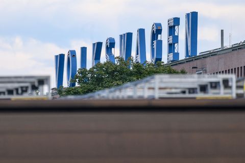Trotz stabiler Auslastung bleibt die Zukunft vieler befristeter VW-Mitarbeiter in Baunatal ungewiss. (Archivbild) Foto: Swen Pfö