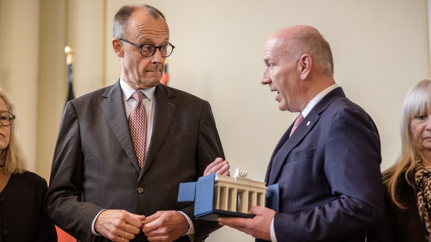 Die Nachbildung des Brandenburger Tors soll bei Kanzler Merz einen Ehrenplatz bekommen, so kündigte er es beim Besuch im Roten R