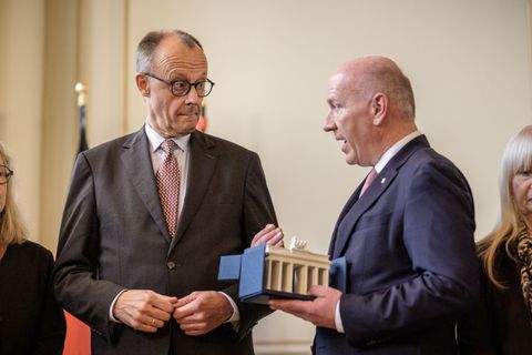 Die Nachbildung des Brandenburger Tors soll bei Kanzler Merz einen Ehrenplatz bekommen, so kündigte er es beim Besuch im Roten R