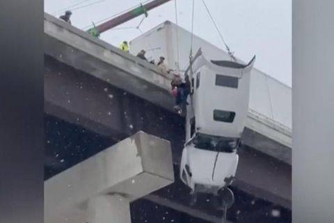 DIe Kabine eines LKW hängt von einer Brücke