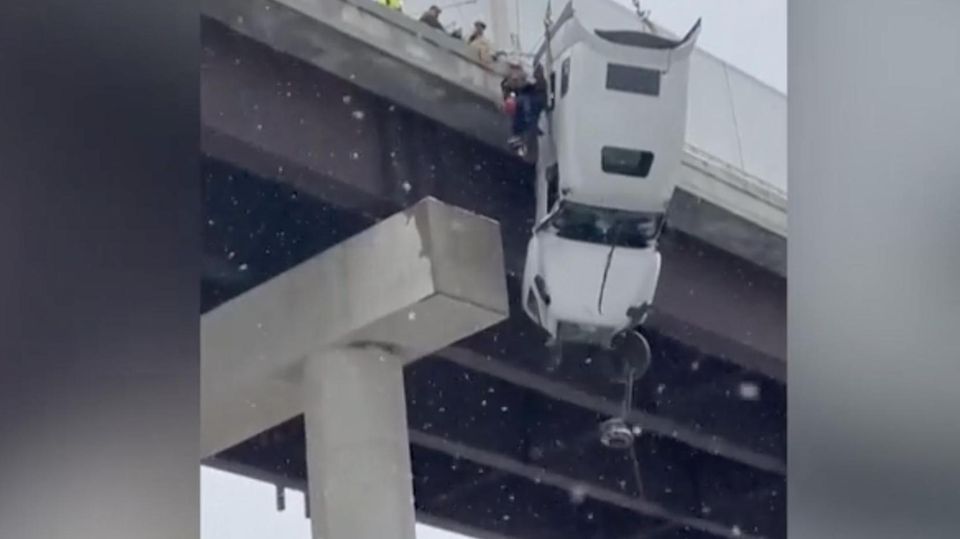 DIe Kabine eines LKW hängt von einer Brücke