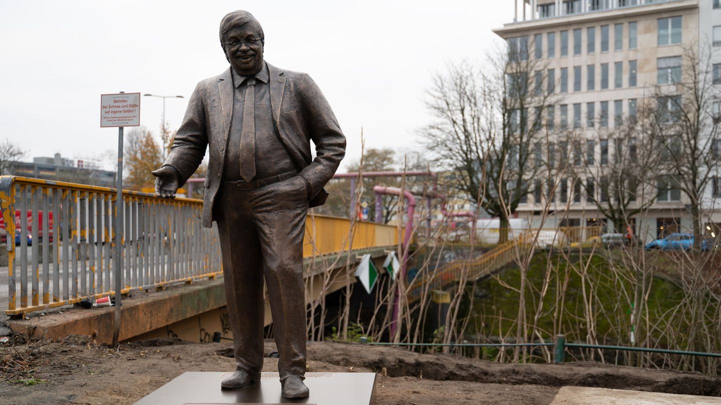 Um die vom Zentrum für Politische Schönheit vor dem Konrad-Adenauer-Haus aufgestellten Statue von Walter Lübcke gibt es weiter D