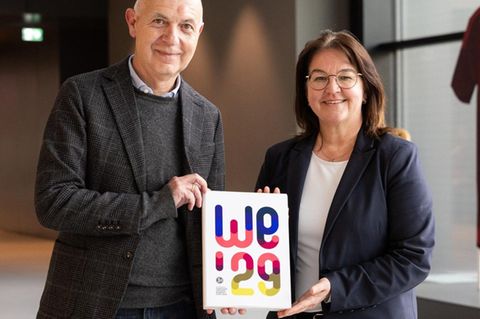 Bernd Neuendorf und Heike Ullrich präsentieren das sogenannte Bid Book für die Fußball-EM 2029