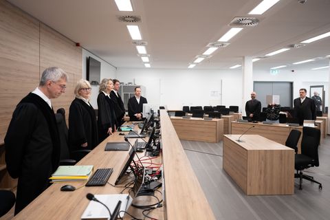 Im Prozess am OLG Dresden sitzt eine mutmaßliche Vertraute und Unterstützerin des rechten Terrortrios NSU auf der Anklagebank. F