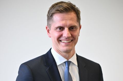 Benjamin Grimm will den Verwaltungsgerichten beim Abbau der Asylgerichtsverfahren helfen. (Archivbild) Foto: Sebastian Gollnow/d