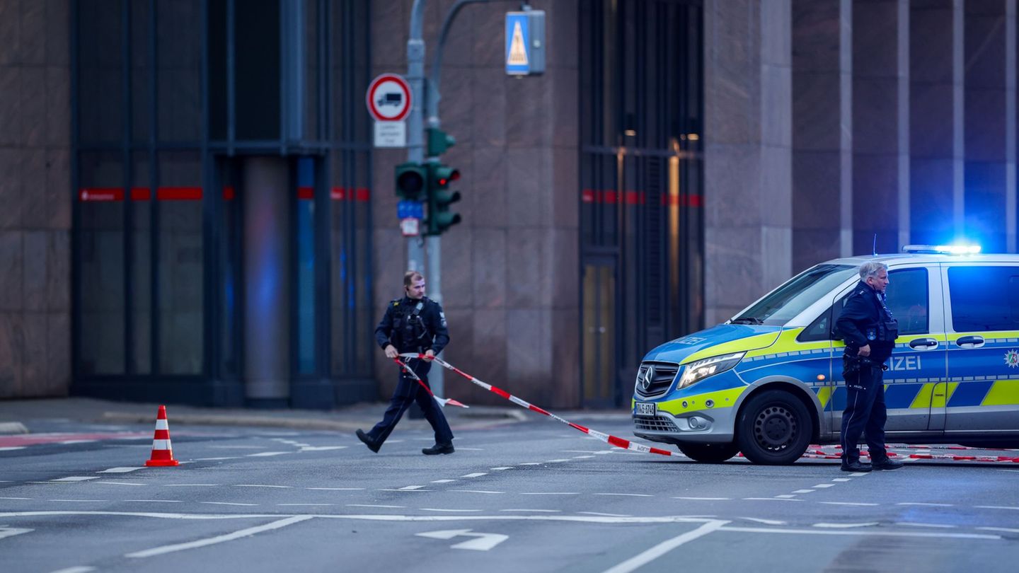 Viele Beamte sind wegen einer Bedrohungslage in Mönchengladbach im Einsatz