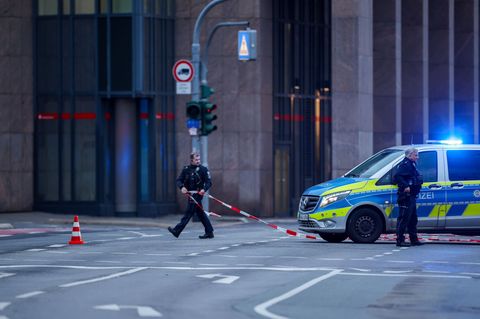Viele Beamte sind wegen einer Bedrohungslage in Mönchengladbach im Einsatz