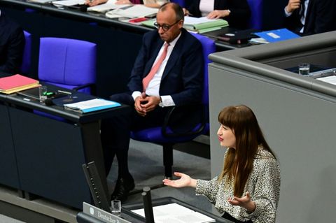 Linken-Fraktionschefin Reichinnek und Merz im Bundestag