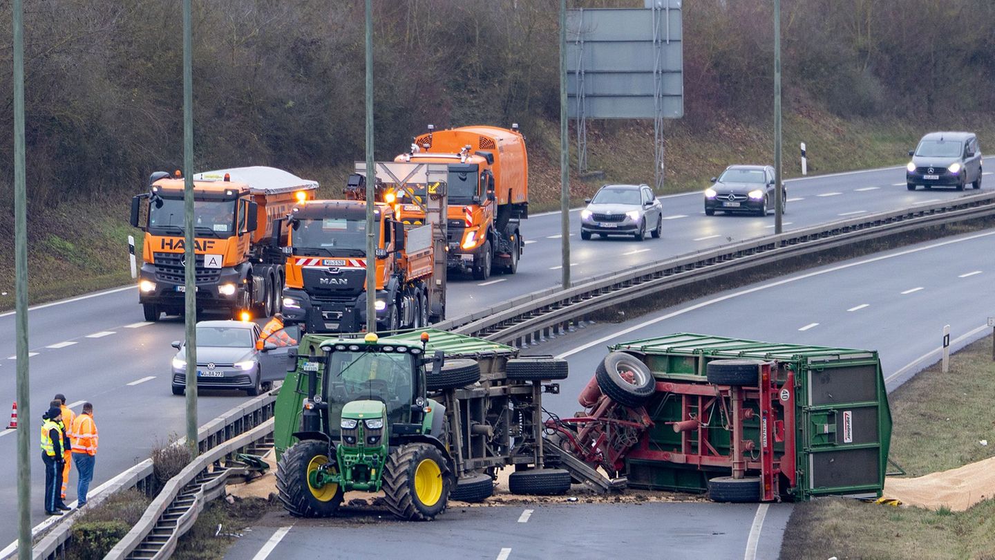 Der Fahrer des Gespanns wurde bei dem Unfall leicht verletzt, wie die Polizei mitteilte. Foto: Heiko Becker/HMB Media/dpa