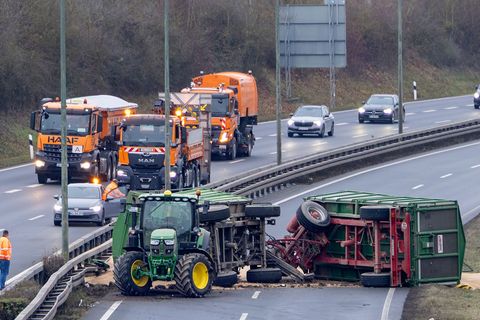 Der Fahrer des Gespanns wurde bei dem Unfall leicht verletzt, wie die Polizei mitteilte. Foto: Heiko Becker/HMB Media/dpa