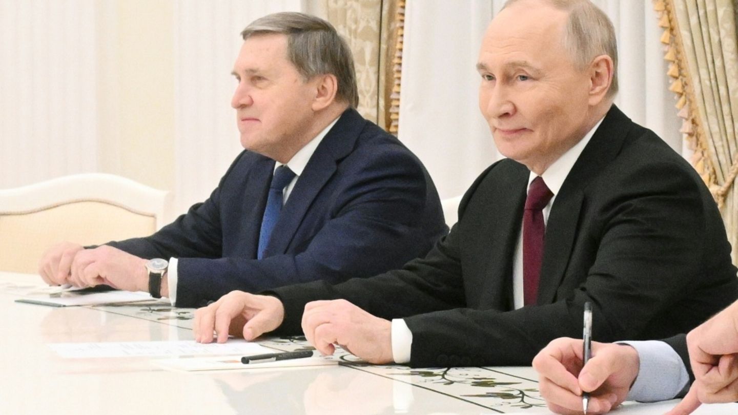 Kreml-Berater Juri Uschakow (l.) mit Wladimir Putin